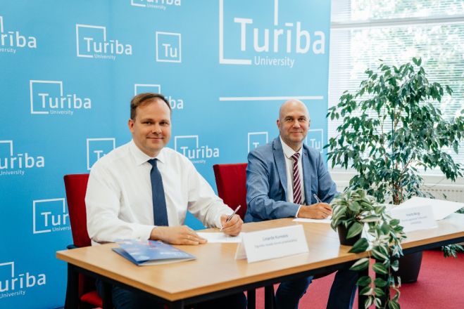 Siguldas novada domes priekšsēdētājs Linards Kumskis un biznesa augstskolas &quot;Turība&quot; valdes priekšsēdētājs Imants Bergs. Foto - Kitija Folkmane