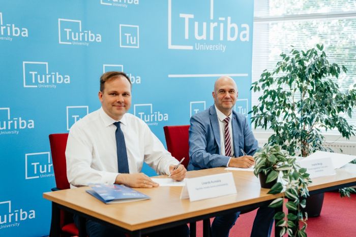 Siguldas novada domes priekšsēdētājs Linards Kumskis un biznesa augstskolas "Turība" valdes priekšsēdētājs Imants Bergs. Foto - Kitija Folkmane