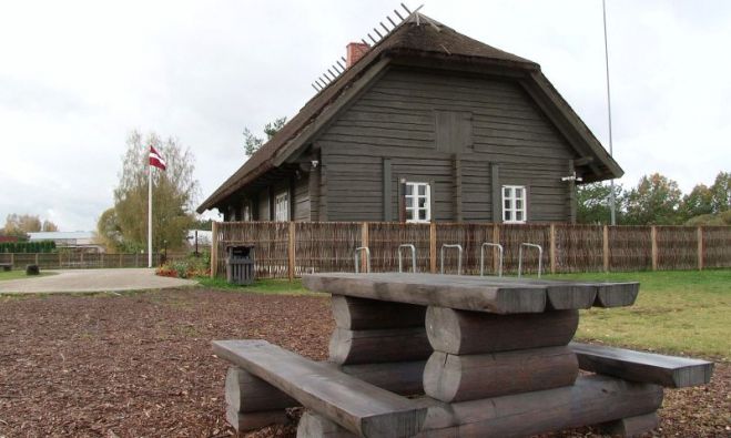 Diskusijas dalībniekus laipni uzņēma Carnikavas novadpētniecības centrs un lieliski nodrošināja arī attālinātas pieslēgšanās iespēju. Foto - Ēriks Lauskis, Dzintris Kolāts un Carnikavas novada pašvaldība