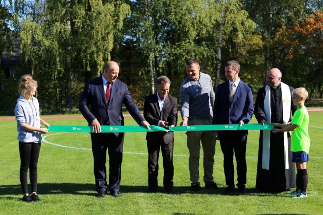 Foto: Atklāts atjaunotais Inčukalna pamatskolas stadions