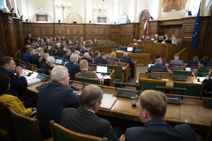 Saeima pieņem likuma izmaiņas ātro kredītu izmaksu ierobežošanai