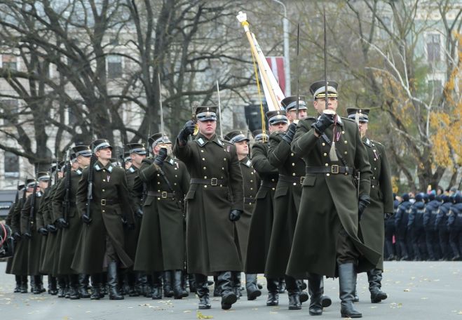 Simtiem cilvēku pie Brīvības pieminekļa vēro Lāčplēša dienas militāro parādi