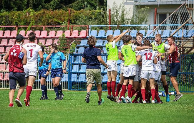 Latvijas U18 izlase regbijā-7 pēc iekļūšanas Eiropas čempionāta "Trophy" grupas finālā. Elmārs Šefanovskis - pirmais no labās. Foto – no Latvijas Regbija federācijas un privātā arhīva