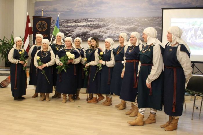 "Dvīgas" sievas līvu 13. gadsimta tautastērpos.