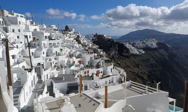Imerovigli – ziemā gluži tukša pilsētiņa pa ceļam no Firas uz Oia. Ēkas saplūst cita ar citu kā sakausētas vienā marcipāna figūriņā. Foto – no privātā arhīva