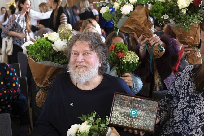 Purvīša balvas ieguvējs Romans Korovins, viņa personālizstāde “Nomirsim kopā”; Purvīša balvas kandidāti un žūrija. Foto – Kristīne Madjare
