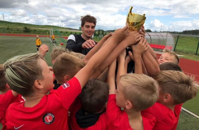 Vidzemes čempionātā izcīnītais kauss un emocijas. Foto - no “Futbola parka “Academy”“ arhīva