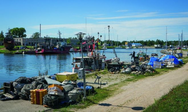 Pāvilosta pārliecinoši pierāda, ka zvejas flote un jahtas lieliski papildina piekrastes ainavu – tūrisms iet roku rokā ar rūpniecisko zveju. Foto – Valdis Brauns