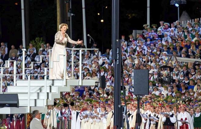 2018. gada Dziesmu svētku lielkoncertā – pie diriģenta pults Aira Birziņa. Foto – Agris Priedītis un no privātā arhīva
