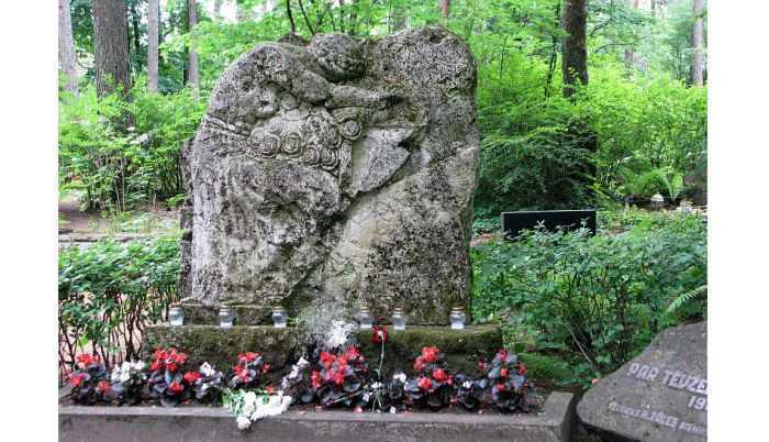 Kārļa Zāles, iespējams, pēdējais darbs apskatāms Inčukalna Vecajos kapos: raudoša sieviete noliekusies pār rožu klēpi, pieminot 1941. gada 4. jūlijā kritušos jauniešus. Ik gadu šajā datumā pie pieminekļa tiek rīkots piemiņas brīdis. Foto – Inga Freimane, Una Griškeviča, publicitātes