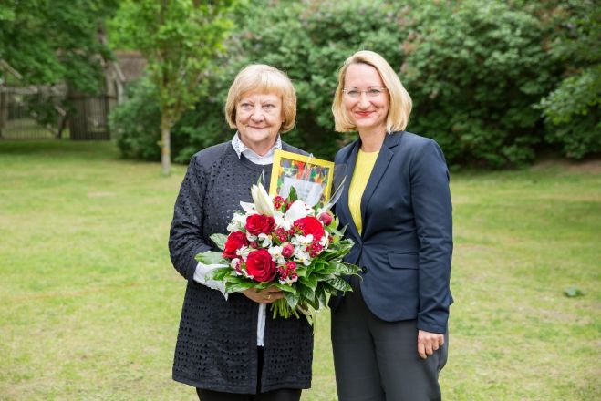 Turaidas muzejrezervāta direktore Anna Jurkāne (pa kreisi) un kultūras ministre Dace Melbārde Latvijas Muzeju biedrības Gada balvas pasniegšanas ceremonijā Daugavas muzejā. Foto: Kultūras ministrija