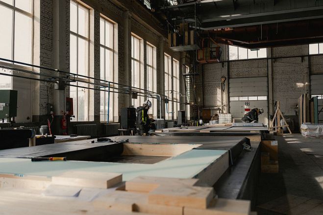 SIA “GPC” ražotnē jau ir uzsākta paneļu izgatavošana pilotprojektiem, un pirmā ēka, kurai tie tiks uzstādīti, atrodas Valkā. Publicitātes foto no pirmo paneļu ražošanas prezentācijas, kas notika 23. februārī SIA “GPC”, Rīgā