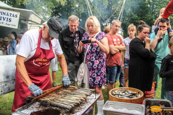 Foto: Ar nēģu gardumu baudīšanu, daudzveidīgiem koncertiem un izklaidēm nosvinēti Carnikavas Nēģu svētki