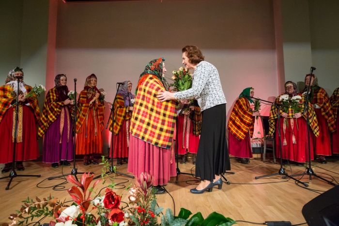 Foto: Latvijas folkloras dižkoncertā pirmo reizi pasniegta balva "Austras koks"