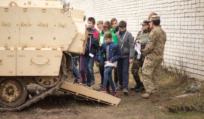 Bruņotie spēki aicina skolēnus apmeklēt Ādažu bāzi