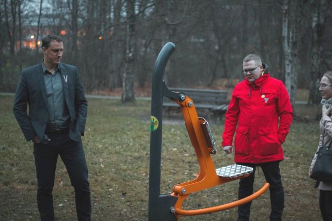 Foto: Ķekavas parkā atklāj āra trenažierus