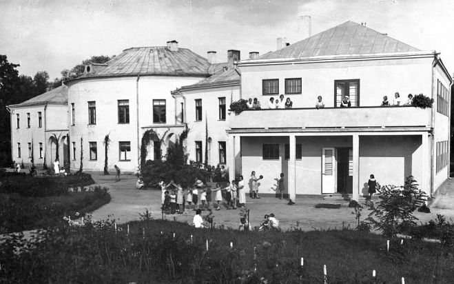 Iļķenes muiža 1936. gadā. Ēka tika projektēta arhitekta Ernesta Štālberga vadībā, iemiesojot franču baroka un antīkās arhitektūras elementus. Foto – Carnikavas Novadpētniecības centra arhīvs