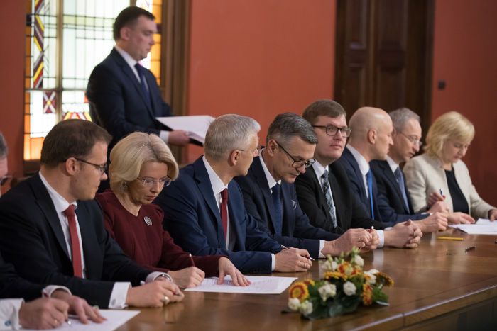 Foto: Koalīcijas partijas parakstījušas topošās Kariņa valdības deklarāciju