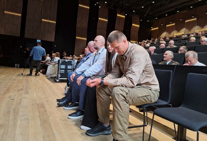 krievijas gūstā izdzīvojušais ukrainis Oleksejs Anulja brīdi pirms uzstāšanās. Viņam vēlreiz jāizdzīvo sevī tie 10 šausmu mēneši. Foto – ogrenet.lv, Vitolds Gabrāns