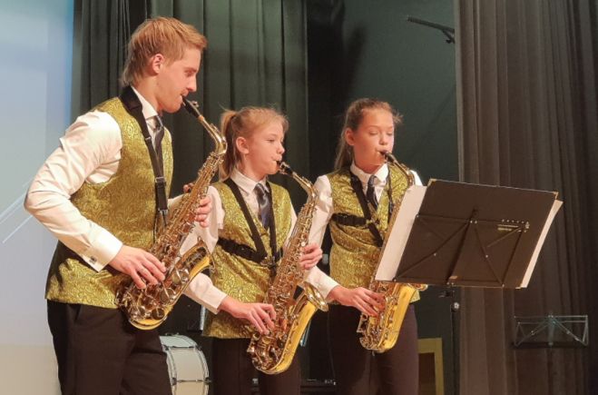 Foto, video: Nosvinēta Ikšķiles Mūzikas un mākslas skolas jubileja