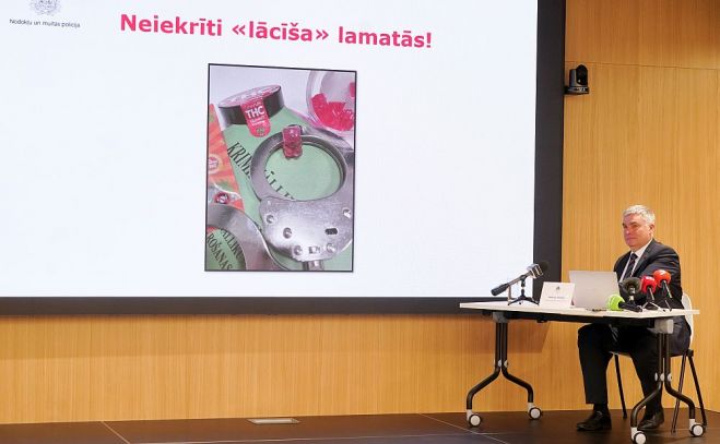 Nodokļu un muitas policijas priekšnieks Andrejs Grišins piedalās preses konferencē, kurā informē par strauji pieaugošu un bīstamu narkotisko vielu patēriņa tendenci jauniešu vidū. Foto - Paula Čurkste, LETA