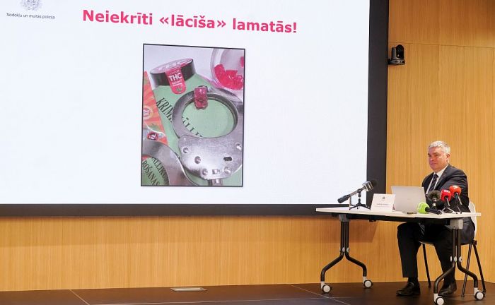 Nodokļu un muitas policijas priekšnieks Andrejs Grišins piedalās preses konferencē, kurā informē par strauji pieaugošu un bīstamu narkotisko vielu patēriņa tendenci jauniešu vidū. Foto - Paula Čurkste, LETA