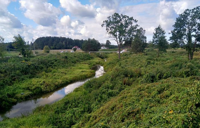 Meliorācijas grāvis uz Garkalnes un Ādažu novada robežas. Šeit novadu reforma acīmredzot var nākt tikai par labu, jo, apvienojot abas pašvaldības, kaimiņiem vairs nebūtu jāstrīdas, kurš atbildīgs par grāvja sakopšanu. Foto - Ingus Kuplais