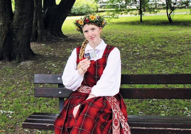 Līva Liepa pēc Dziesmu svētku gājiena. Foto – no privātā arhīva