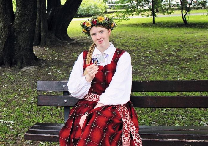 Līva Liepa pēc Dziesmu svētku gājiena. Foto – no privātā arhīva