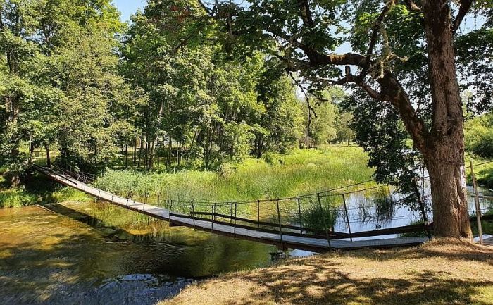 Gājēju tilts pār Lielo Juglu Ropažos slēgts jebkāda veida satiksmei. Foto - Ropažu novada pašvaldība