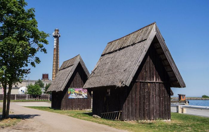 Tīklu namiņos pie Engures ostas var pavadīt romantisku nakti ar viļņu šalkoņu un kaiju klaigām. Foto – Valdis Brauns