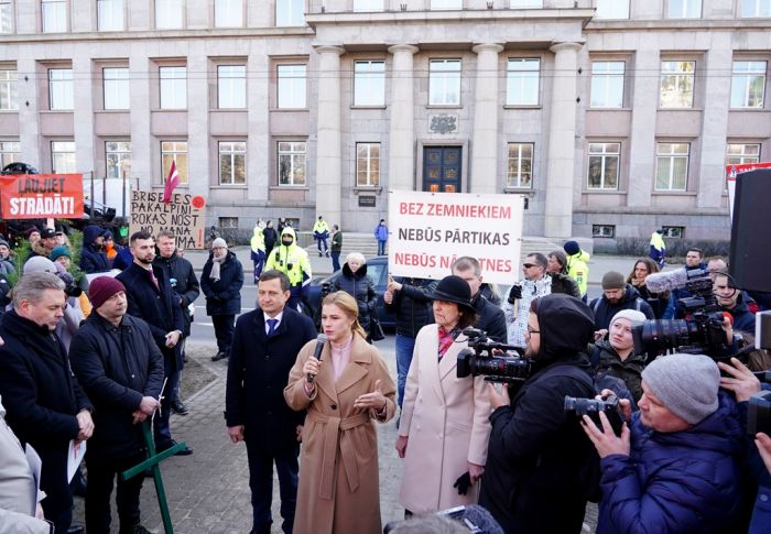 Zemkopības ministrs Armands Krauze, Ministru prezidente Evika Siliņa un vides aizsardzības un reģionālās attīstības ministre Inga Bērziņa pie Ministru kabineta lauksaimnieku un meža nozares pārstāvju protesta akcijas laikā. Foto - LETA