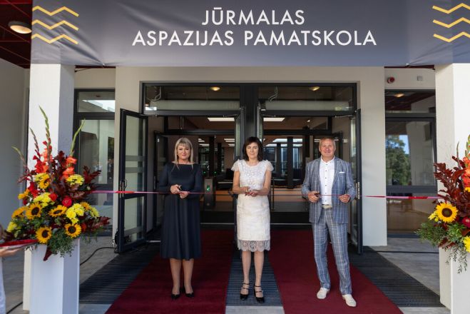 Svinīgajā atklāšanā piedalījās Jūrmalas domes priekšsēdētāja Rita Sproģe (vidū), Jūrmalas Aspazijas pamatskolas direktore Madara Štrausa un būvdarbu veicēju - piegādātāju apvienības “Litana&amp;Torensberg” pārstāvis Aleksandrs Kreicers. Foto - Artis Veigurs