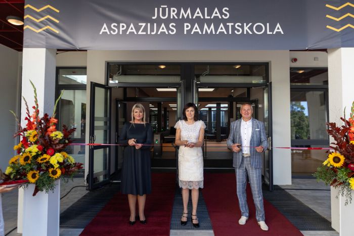 Svinīgajā atklāšanā piedalījās Jūrmalas domes priekšsēdētāja Rita Sproģe (vidū), Jūrmalas Aspazijas pamatskolas direktore Madara Štrausa un būvdarbu veicēju - piegādātāju apvienības “Litana&Torensberg” pārstāvis Aleksandrs Kreicers. Foto - Artis Veigurs
