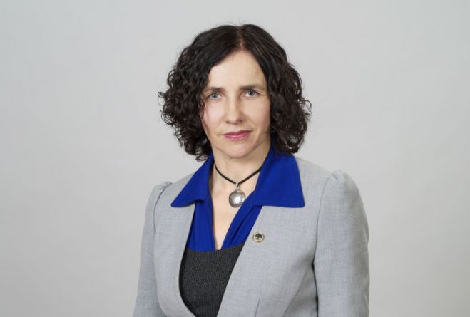 Ministre rosina apturēt finansējuma piešķiršanu sporta būvēm, to novirzot pedagogu algām