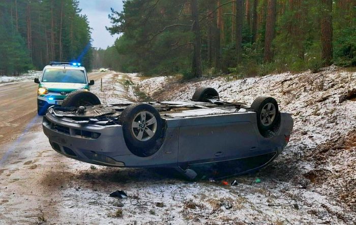 Attēls rakstam: Ropažu novadā vīrietis bez autovadītāja apliecības apgāž savu spēkratu uz jumta