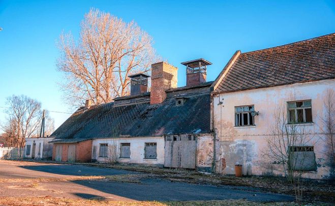 2022.gada aprīlis. Skultes zvejnieku sabiedrības zivju kopžāvētava, vēlāk Skultes zivju fabrika, darbības noslēgumā (Padomju?) Latvijas-Šveices kopuzņēmuma “Latkompexim” Zvejniekciema zivju pārstrādes rūpnīca “Silar  International”. (Ēkas nojaukšana uzsākta 2022. gada oktobrī.) Foto – Pēteris Gertners