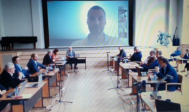 Garkalnes novada domes 28.aprīļa sēde, izskatot jautājumu par BIO mazgāšanas un dezinfekcijas līdzekļu ražotnes izbūvi Berģos. Video - Inese Andersone, foto - ekrānšāviņš no youtube.com