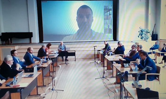 Garkalnes novada domes 28.aprīļa sēde, izskatot jautājumu par BIO mazgāšanas un dezinfekcijas līdzekļu ražotnes izbūvi Berģos. Video - Inese Andersone, foto - ekrānšāviņš no youtube.com