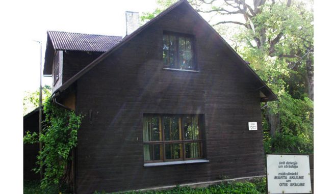Mālpils novada “Skulmēs” ierīkota piemiņas istaba gan Martai un Oto Skulmēm, gan izcilajam aktierim Valentīnam Skulmem. Foto – Una Griškeviča, no Džemmas Skulmes un Ināras Skulmes privātā krājuma
