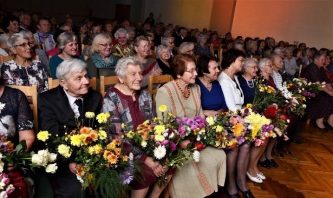 Foto: Godināti aktīvākie Siguldas novada seniori un Goda novadnieks Jānis Raslavs