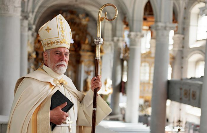 Pāvils Brūvers: “Šķiet, Jūda, nododams Jēzu, šā soļa smagumu līdz galam neapzinājās. Kā redzam no Jūdas tālākās rīcības, viņš šīs šausmas tik smagi pārdzīvoja, ka padarīja sev galu.” Foto – liepajasdraudze.lv, lnb.lv