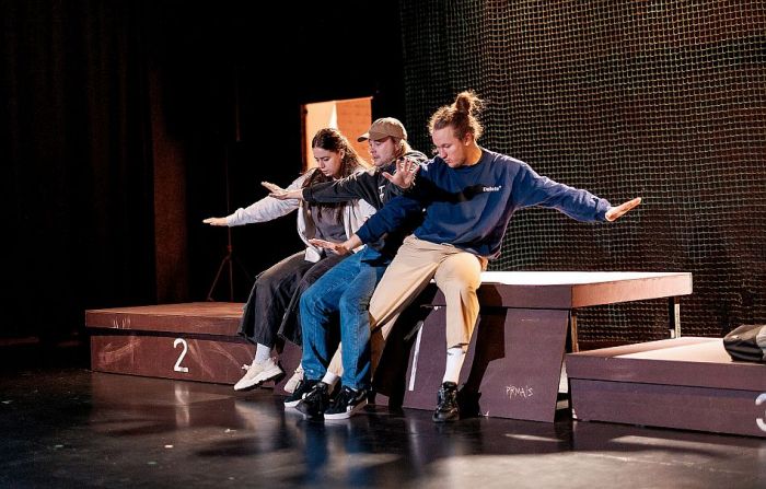 "Dirty Deal Teatro" iestudējums "Vismaz 3.vieta". Foto – Kaspars Teilāns