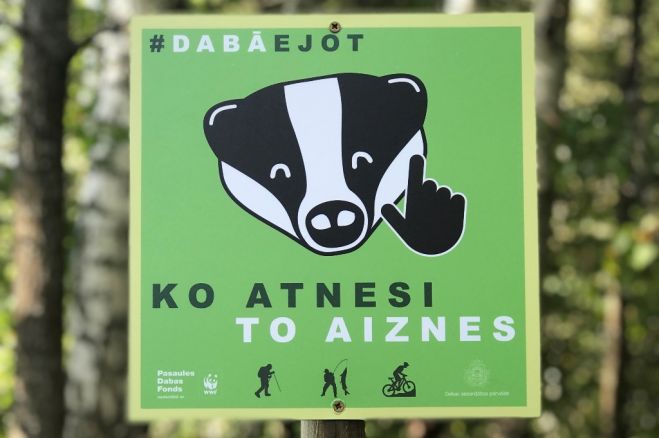 Kampaņas "Dabā ejot, ko atnesi, to aiznes!" informatīvā zīme. Foto: Magda Jentgena, lv-pdf.panda.org
