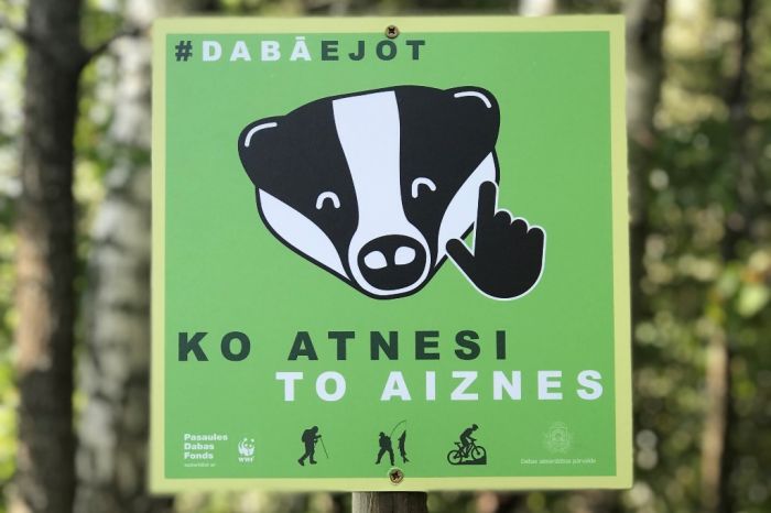 Kampaņas "Dabā ejot, ko atnesi, to aiznes!" informatīvā zīme. Foto: Magda Jentgena, lv-pdf.panda.org
