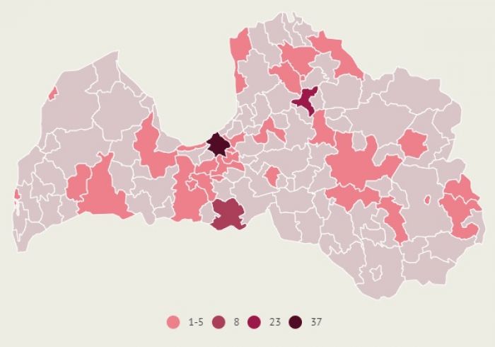 Pašlaik aktīvo Covid-19 saslimšanas gadījumu skaits Latvijas novados. Infografika: LETA