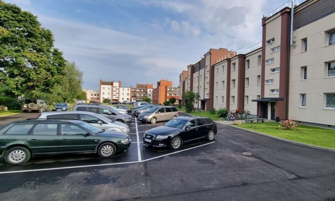 Pagalms Krišjāņa Barona ielā 14, Siguldā pirms un pēc remonta. Foto – publicitātes