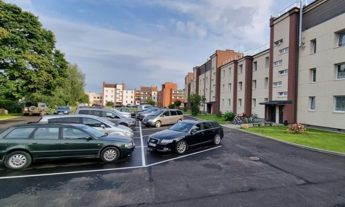 Pagalms Krišjāņa Barona ielā 14, Siguldā pirms un pēc remonta. Foto – publicitātes