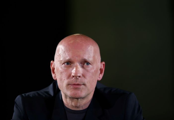 Alvis Hermanis iestudē izrādi par "čekas maisu" radītajiem jautājumiem