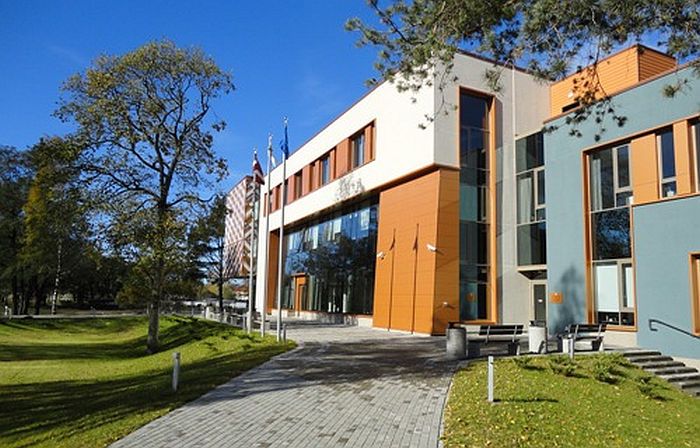 Ādažu dome aicina atsaukties 50 gadus senu, nojaucamu garāžu īpašniekus